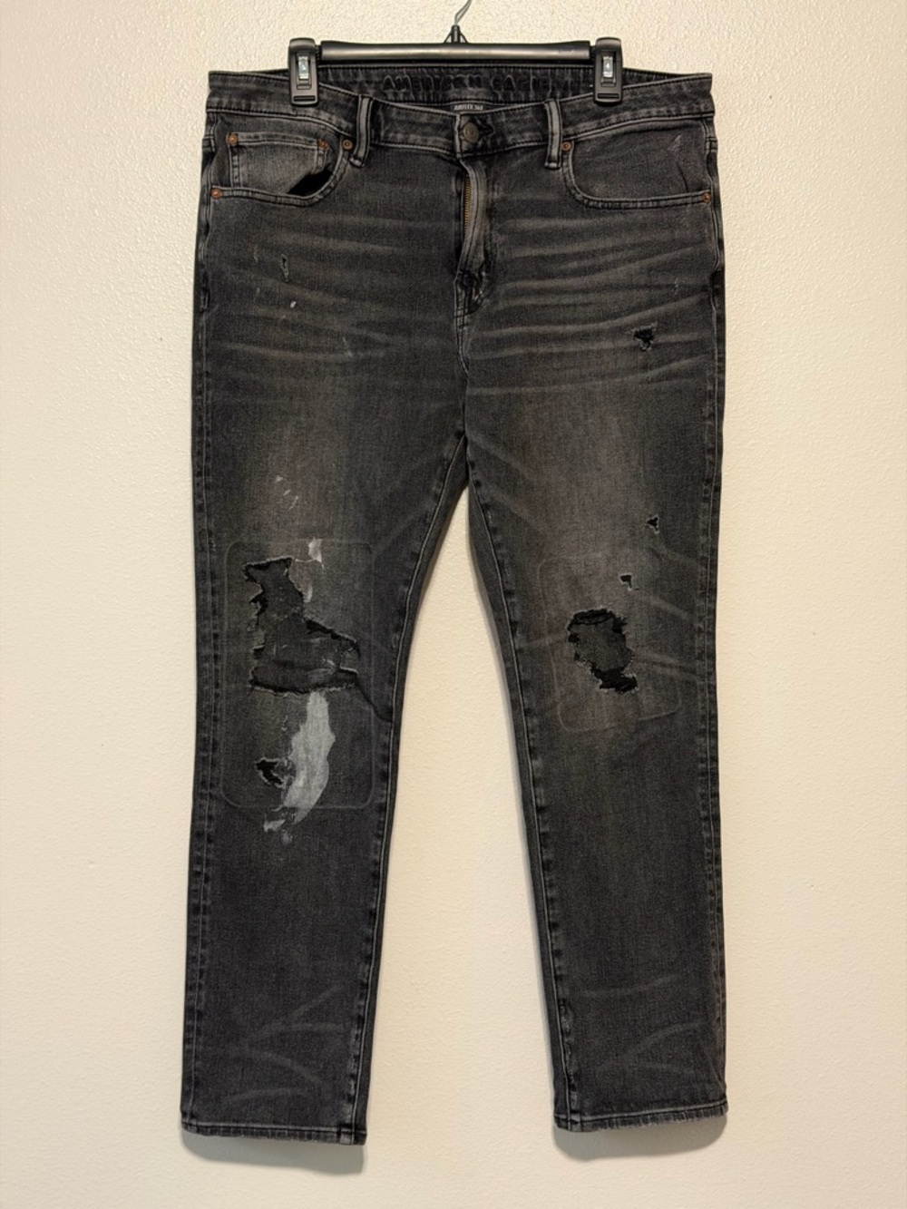 American Eagle Outfitters Men's Distressed Black Straight Jeans